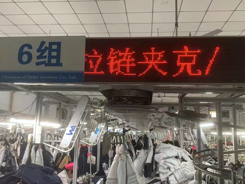 羽絨服生產(chǎn)現(xiàn)場(chǎng)