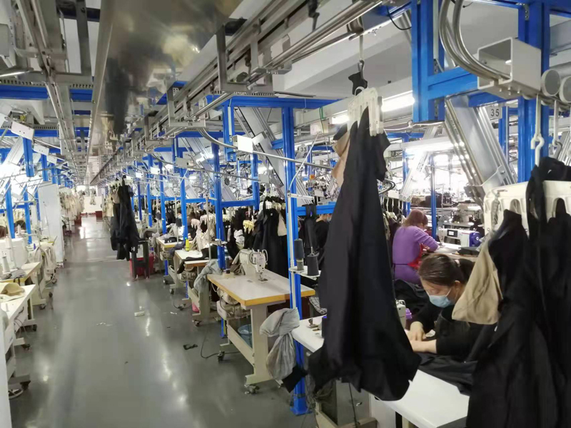 羽絨服生產(chǎn)現(xiàn)場(chǎng)