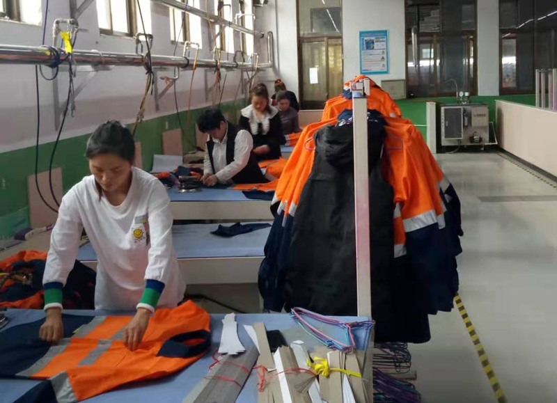 職業(yè)防護服生產(chǎn)現(xiàn)場