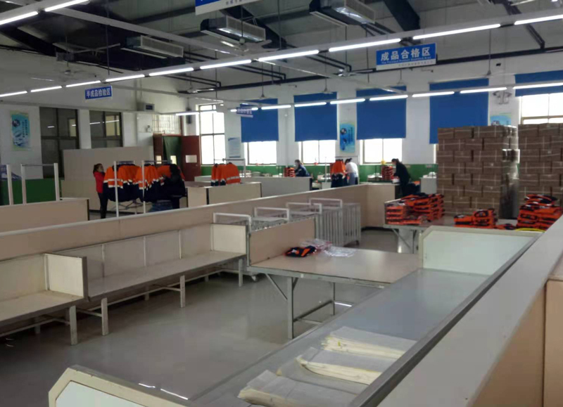 職業(yè)防護服生產(chǎn)現(xiàn)場