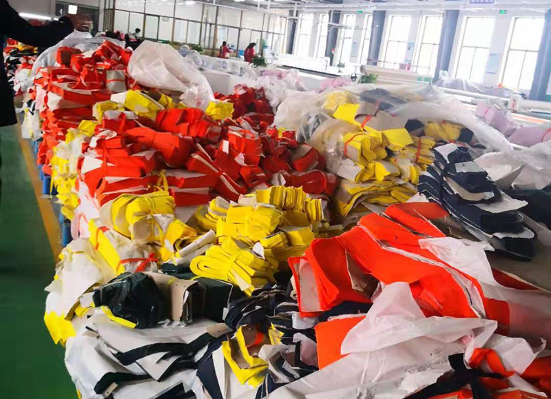 職業(yè)防護服生產(chǎn)現(xiàn)場