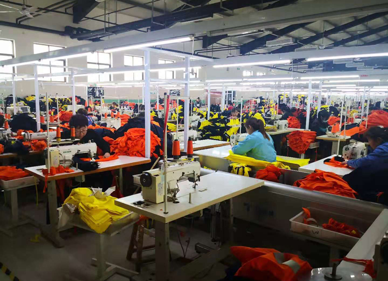 職業(yè)防護服生產(chǎn)現(xiàn)場